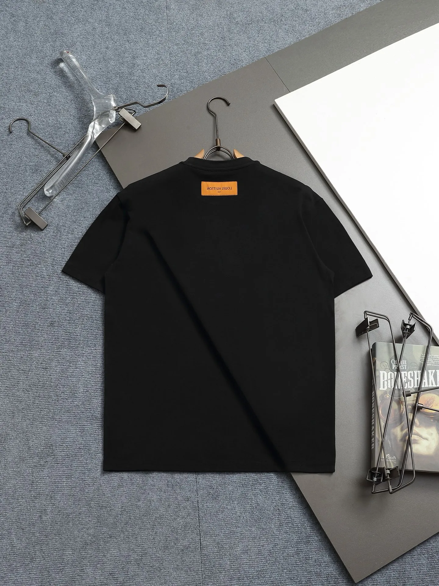 🅿️170 LV 25ss spring and summer printed short T series -1v Yayoi Kusama series pumpkin 🎃 pattern round neck short-sleeved T-shirt. Made of 32-count double yarn pure cotton 240g, washed at high temperature, will not shrink or fade. Comfortable to the touch, super texture❤️ Back-stitched cuff design, yellow back-mark embellishment, and a full set of accessories. A must-have for trendy men and trendy women, the classic drop-shoulder slightly wide version is available exclusively from stock!         ⚠️Only make high quality products, reject junk goods!  -Color: White Black -Size: XS S M L -Crowd: Unisex